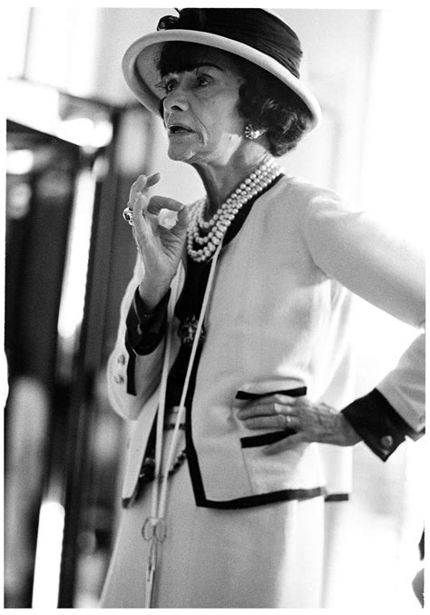 giacca chanel man|La storia della giacca di Gabrielle Chanel.